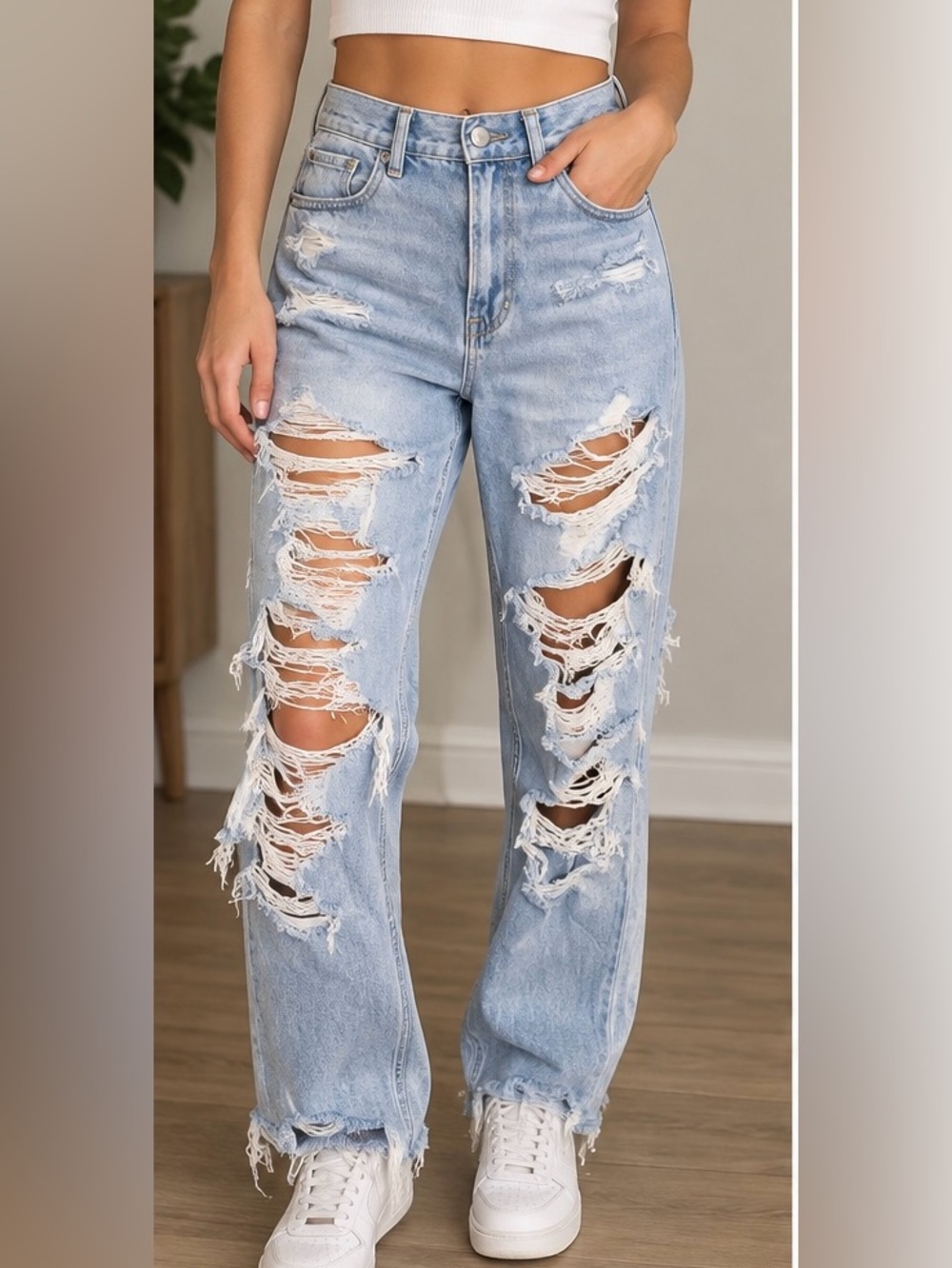 American Eagle Distressed Light Wash Jeans — Size 2 Regular 👖